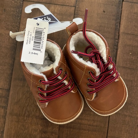 New with tags Gap baby brown boots (size 2) - Picture 2 of 2